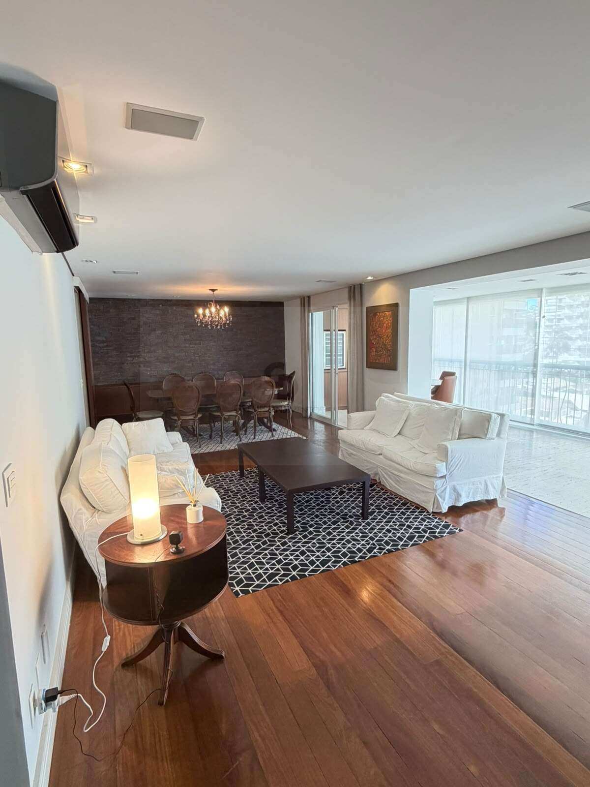 Apartamento com três suites e quatro vagas em prédio estilo neo clássico - GS Empreendimentos